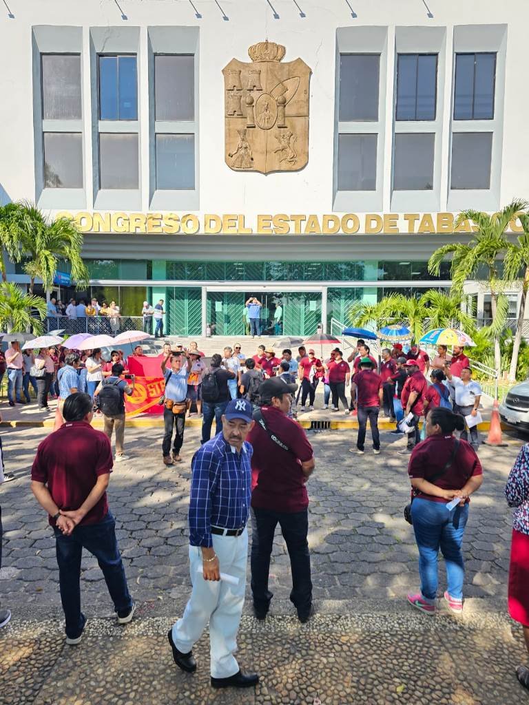 Protesta STAIUJAT por “cerrazón” en la UJAT