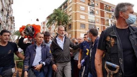 Damnificados en Valencia lanzan lodo e insultos al Rey Felipe VI tras falta de apoyo