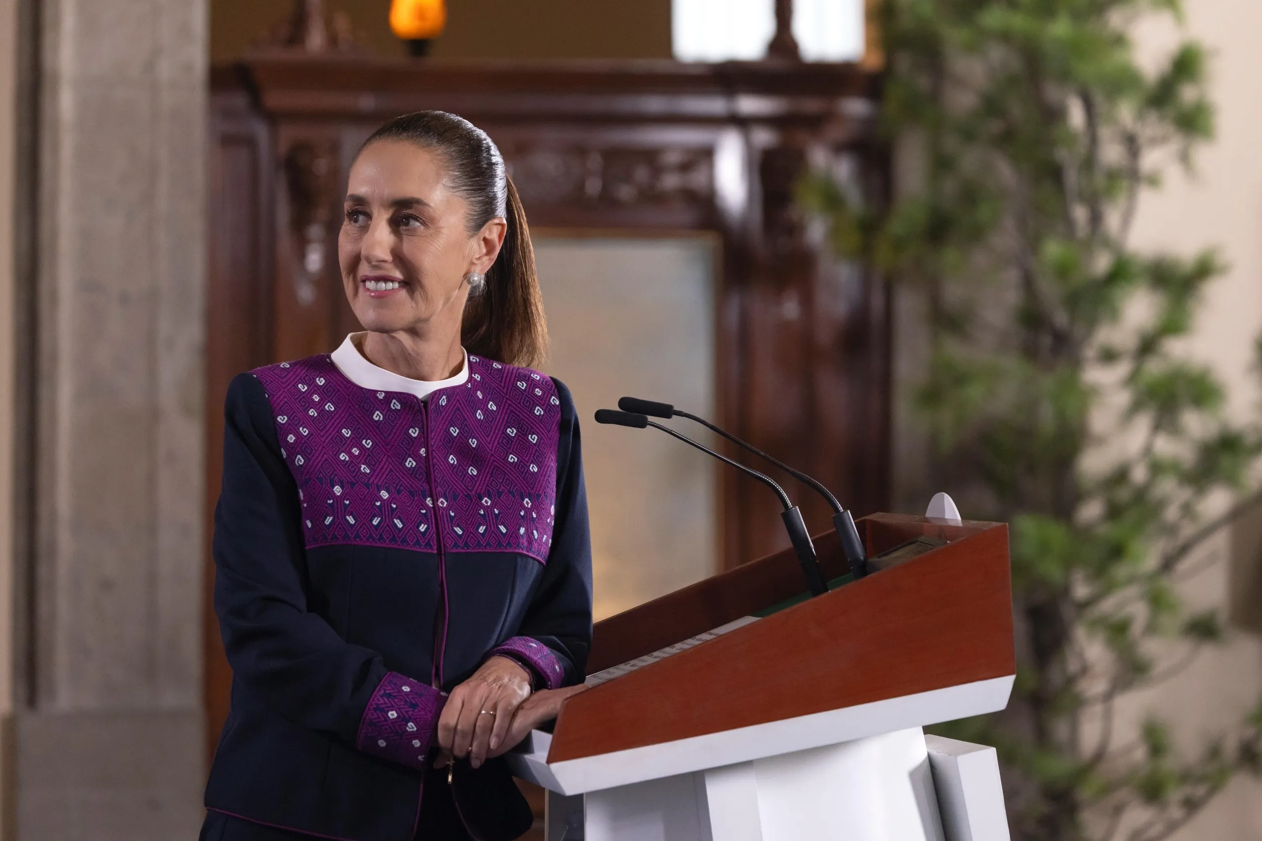 Sheinbaum atribuye críticas de medios a falta de publicidad oficial