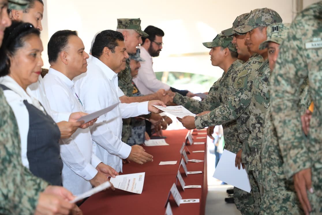 Reconoce Gobernador a 700 trabajadores y militares por auxilio en lluvias