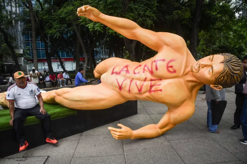 CNTE derriba estatuas en Reforma y extiende su plantón