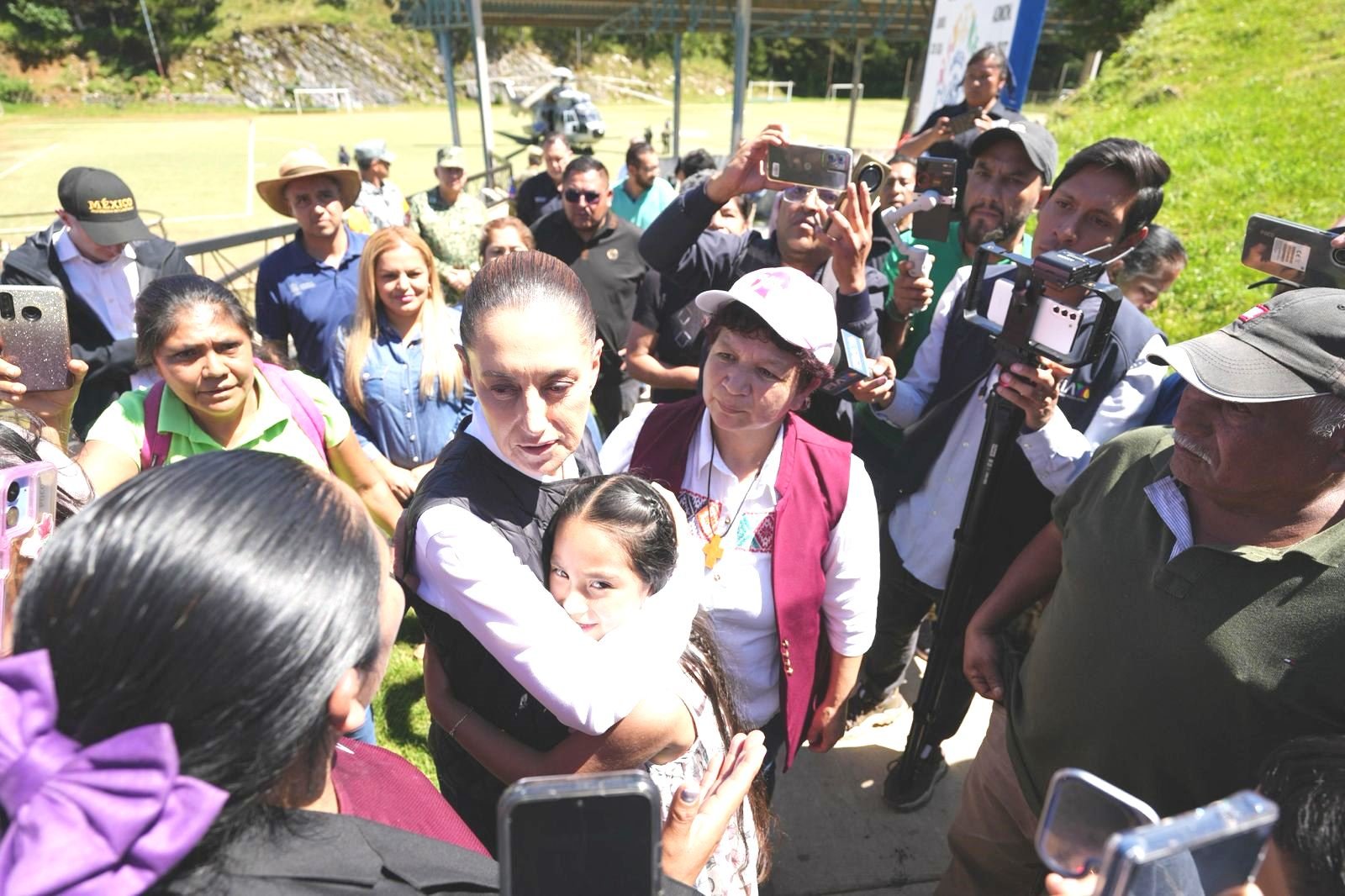 Presidenta en territorio por segundo día tras lluvias; "Saldremos adelante", asegura