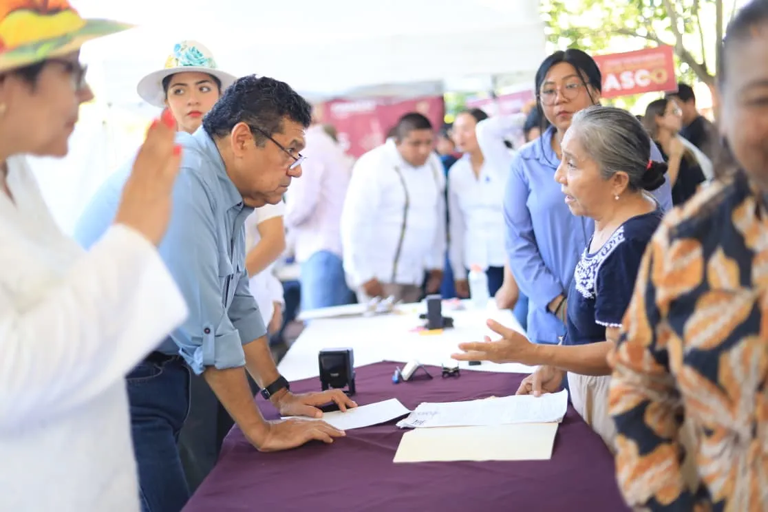Llevan trámites y atención médica a Apatzingán, Balancán