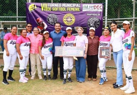 Premia alcaldesa Aura Medina a ganadoras del VII Torneo Municipal de Softbol Femenil