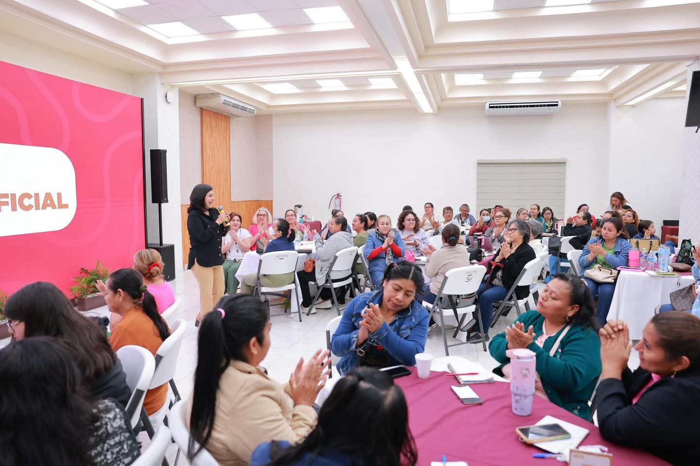 Fortalece Yolanda Osuna emprendimientos de Mujeres al Centro con Taller de IA