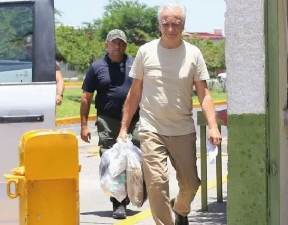 Exdirector de Pemex seguirá libre proceso por violencia familiar