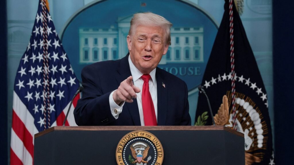 Trump desafía a la Corte: Eleva aranceles al 15% y bloquea reembolsos millonarios