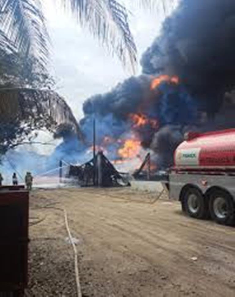 Se incendia bodega de huachicol sobre la carretera Vhsa-Cárdenas 