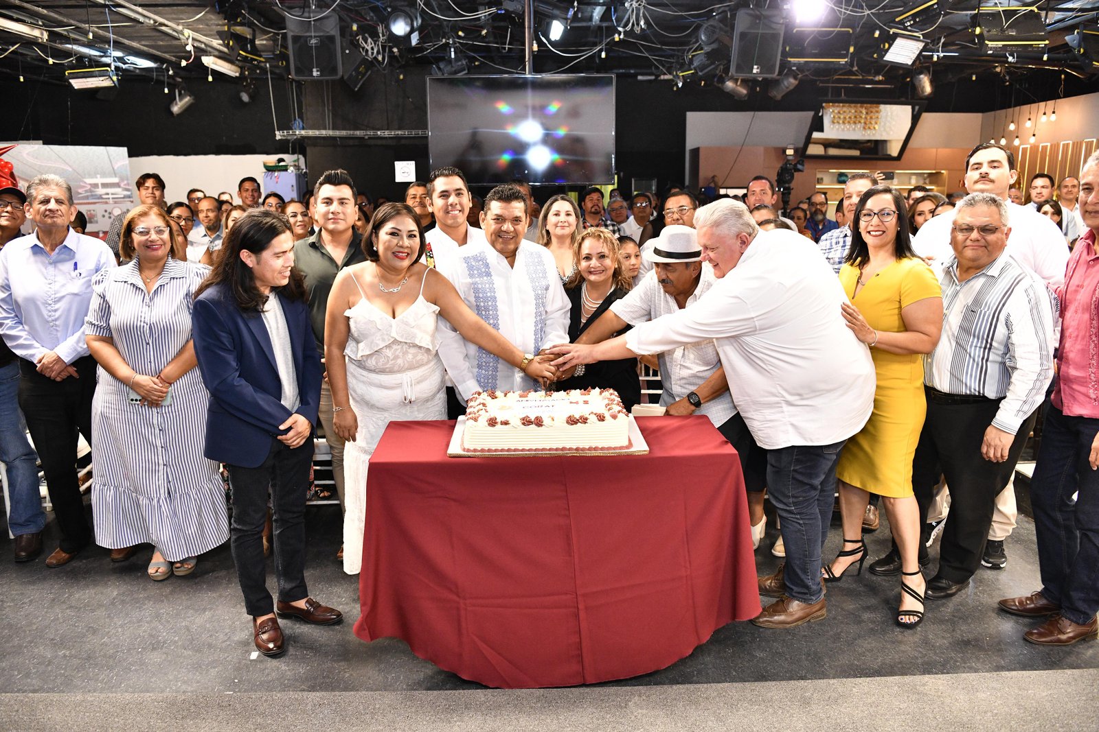 El gobernador Javier May encabezó la conmemoración del aniversario de la Comisión de Radio y Televisión de Tabasco, destacando su papel cultural y social.