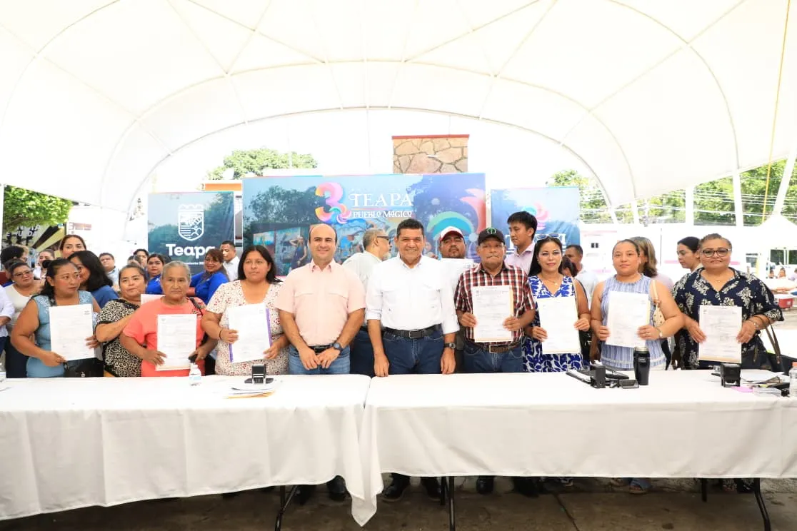 Generan más certeza jurídica a habitantes de Teapa, con entrega de 15 títulos de propiedad