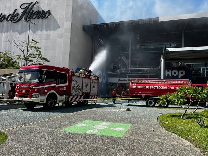 Explosión en Plaza Altabrisa deja 14 heridos
