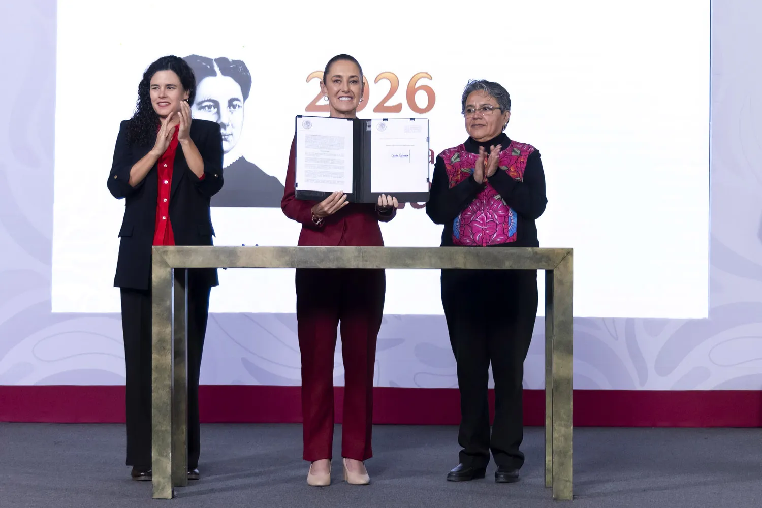 Sheinbaum firma decreto de transparencia total en contratos y filiales de Pemex y CFE