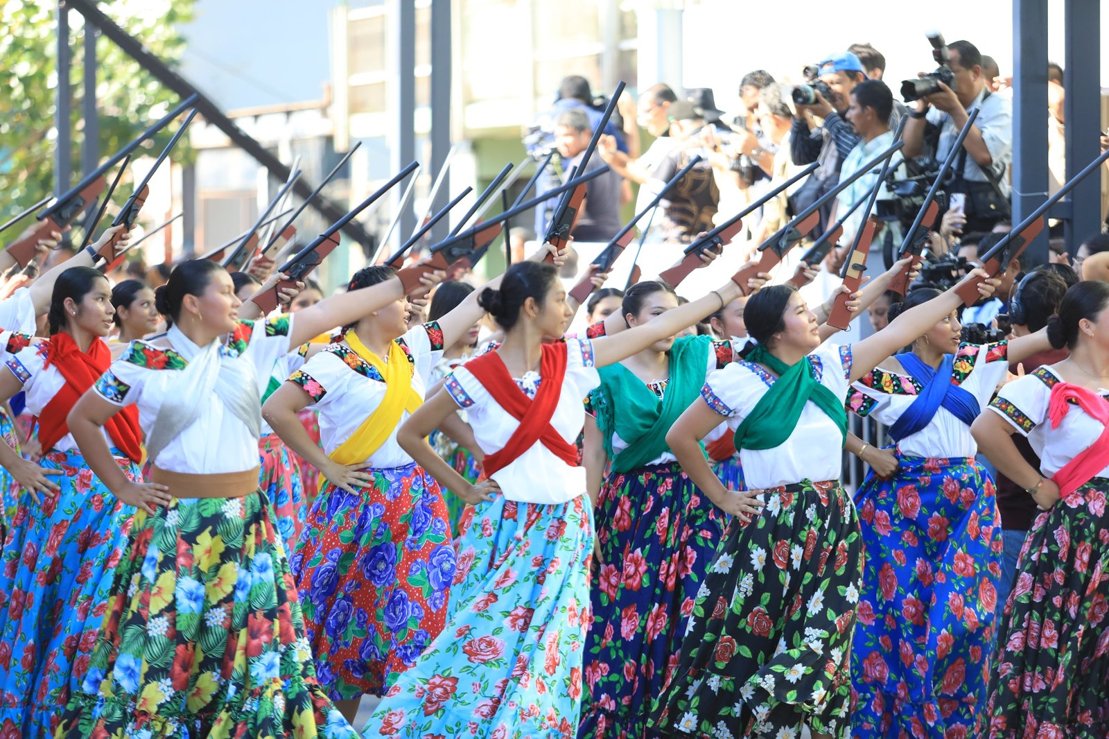 Júbilo en desfile de la Revolución  del 115 aniversario; asiste el Gobernador May.
