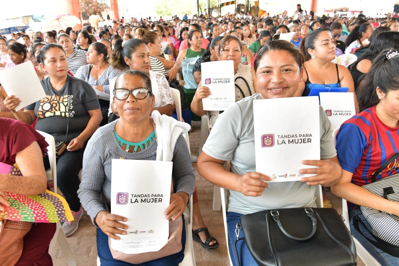 Gobernador Javier May entrega apoyos a emprendedoras en Cunduacán