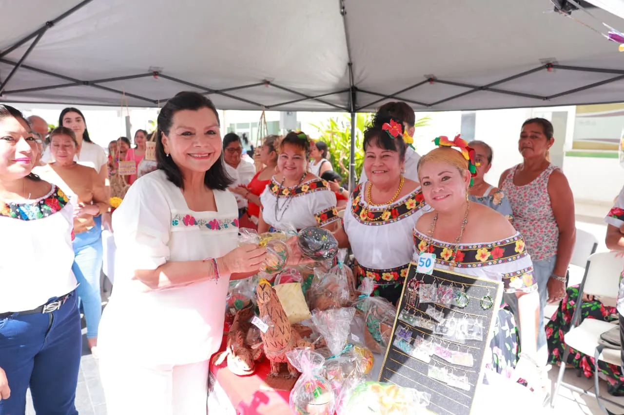 Artesanas yokot'an reciben reconocimiento en el Día Mundial del Bordado
