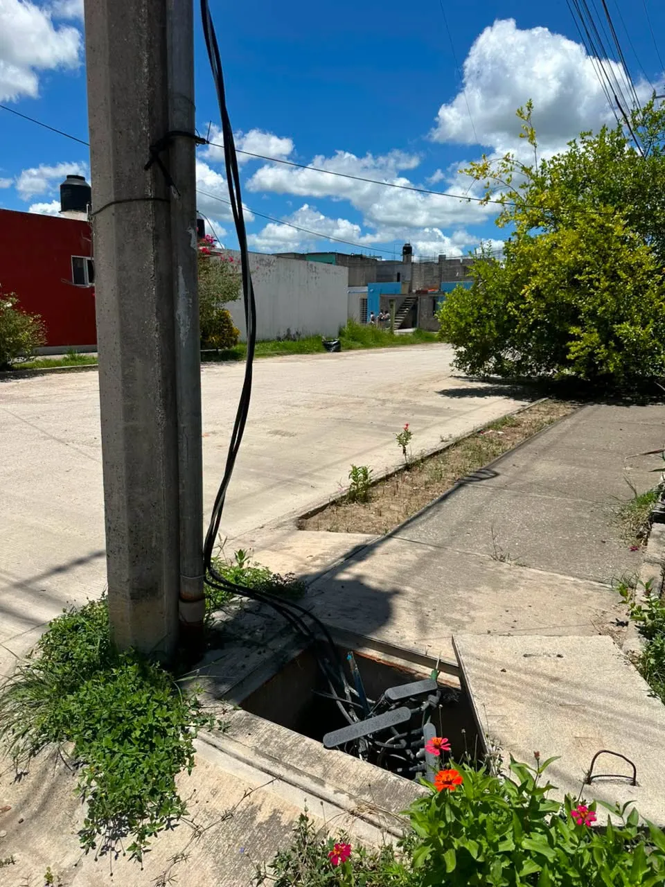 Vecinos denuncian cables expuestos y registro abierto en Carlos Pellicer 2a. Etapa