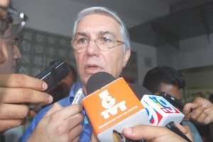 Molesta a Humberto Mayans pregunta de  reporteros sobre su deslinde de Granier