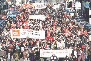 Aprueba Senado francés reforma a jubilación que impulsó Sarkozy