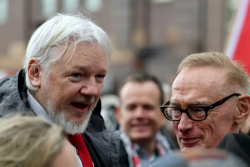 Assange encabeza multitudinaria manifestación pro Palestina en puente de Sídney