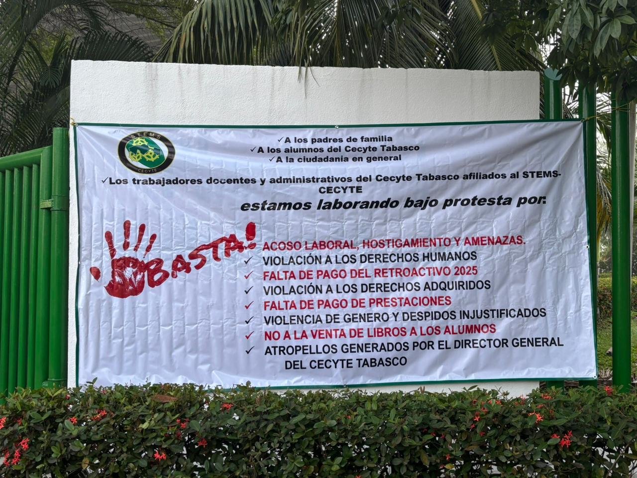 Trabajadores del CECyTE protestan en Villahermosa por acoso y falta de pagos