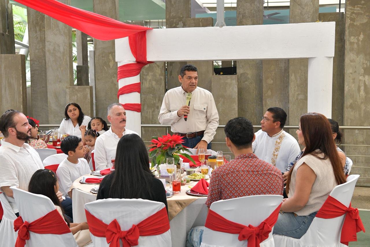 May celebra la Navidad con usuarios del DIF