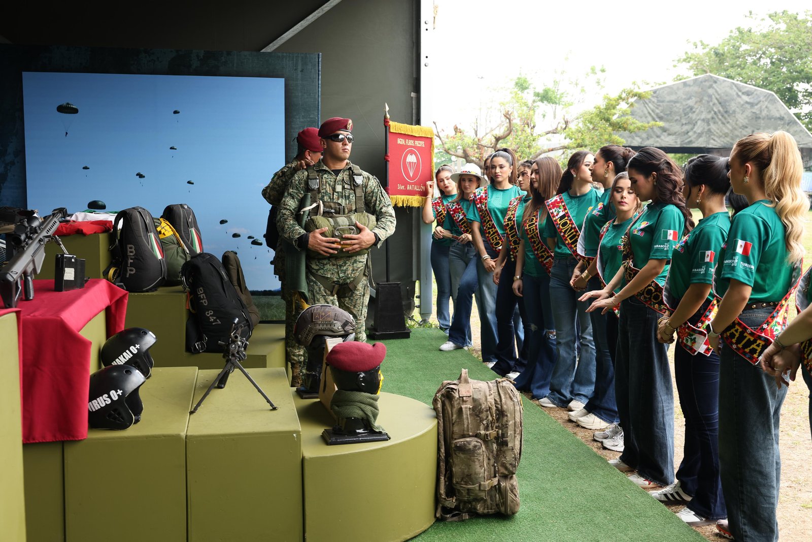 Embajadoras visitan exposición militar en Tabasco