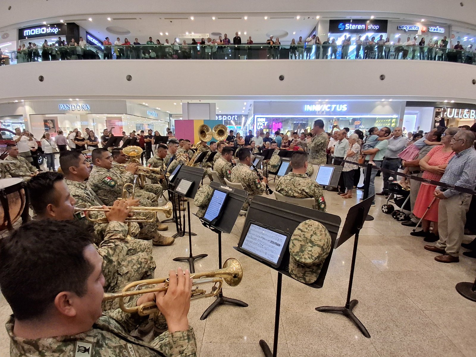 Disfrutan familias tabasqueñas un paseo musical con la Banda de la VII Región Militar