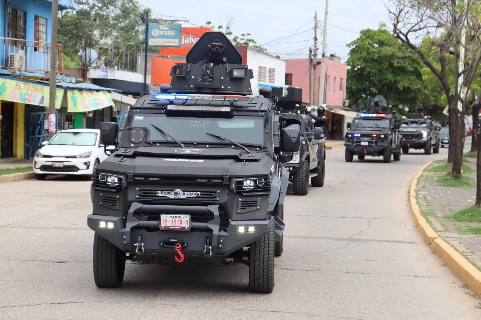 FIRT Olmeca detiene a 8 personas y asegura armas, droga y 29 tractocamiones