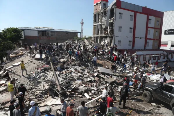 Terremoto de 7.4 en Colombia deja 111 muertos y más de mil edificios dañados