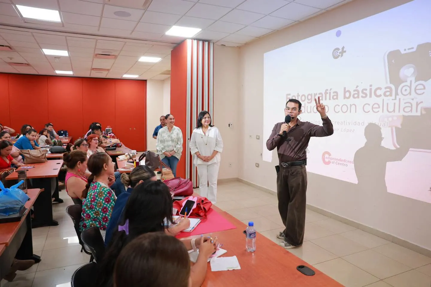 Más de 170 emprendedores de Centro aprenden fotografía de productos con celular