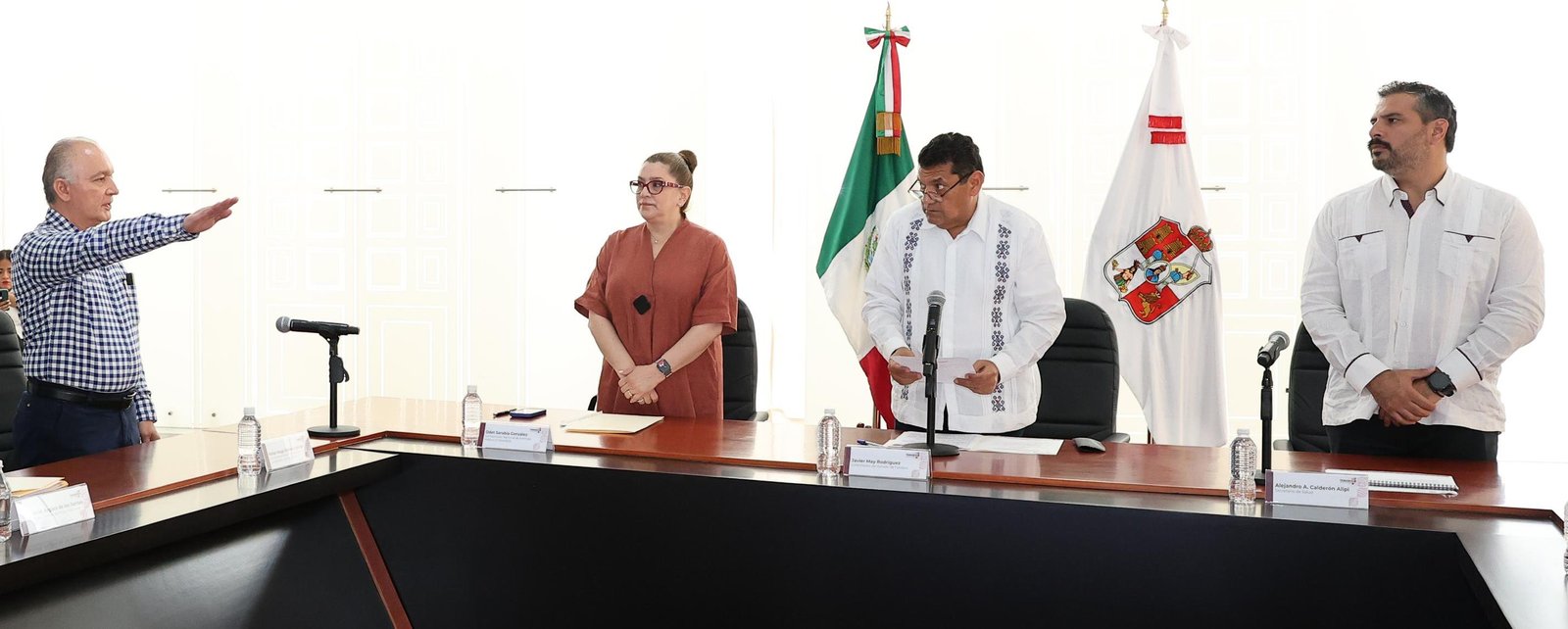 El gobernador Javier May designó a Víctor Hugo Robles Calvillo como nuevo titular de la CECAMET, reforzando el compromiso estatal con el derecho a la salud.