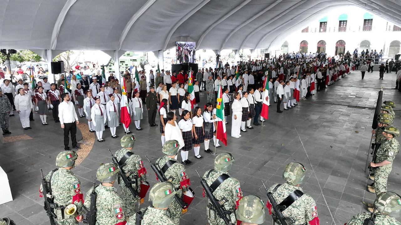 Abanderan 33 escuelas en el Día de la Bandera