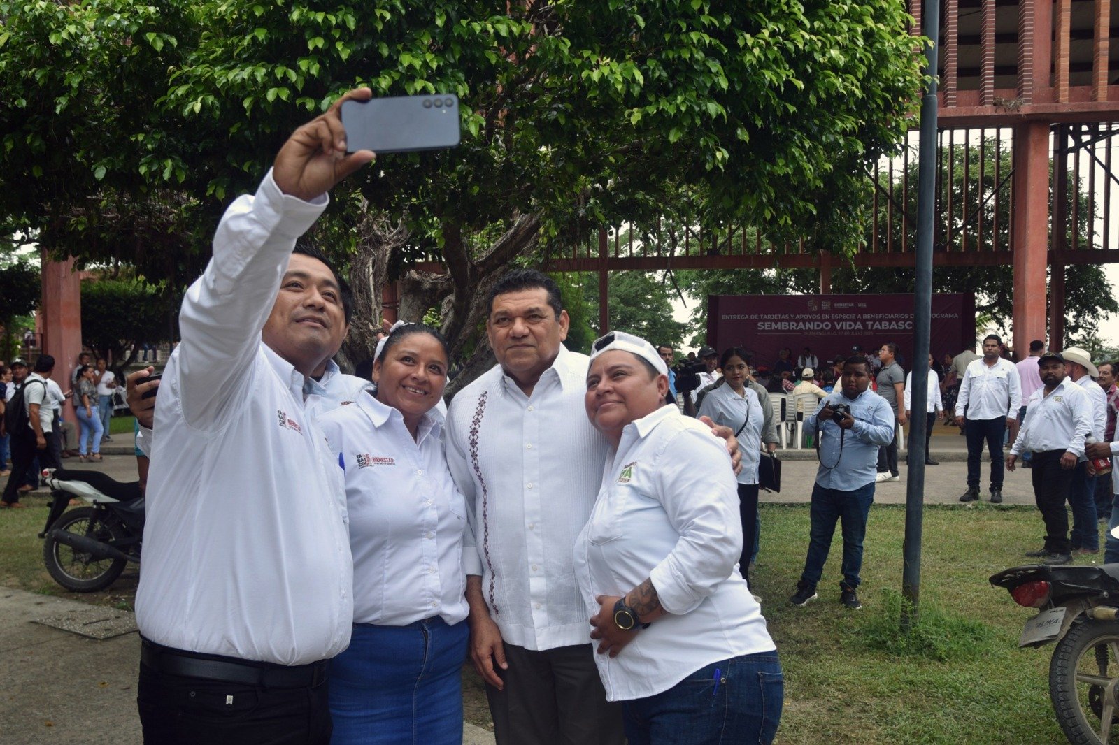 Supervisa el Gobernador obras y entrega apoyos en intensa gira por Huimanguillo