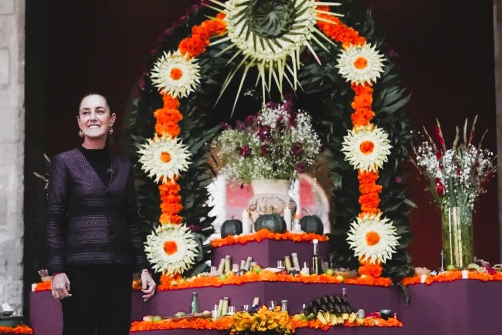 Sheinbaum dedica la ofrenda de Palacio Nacional a las mujeres indígenas