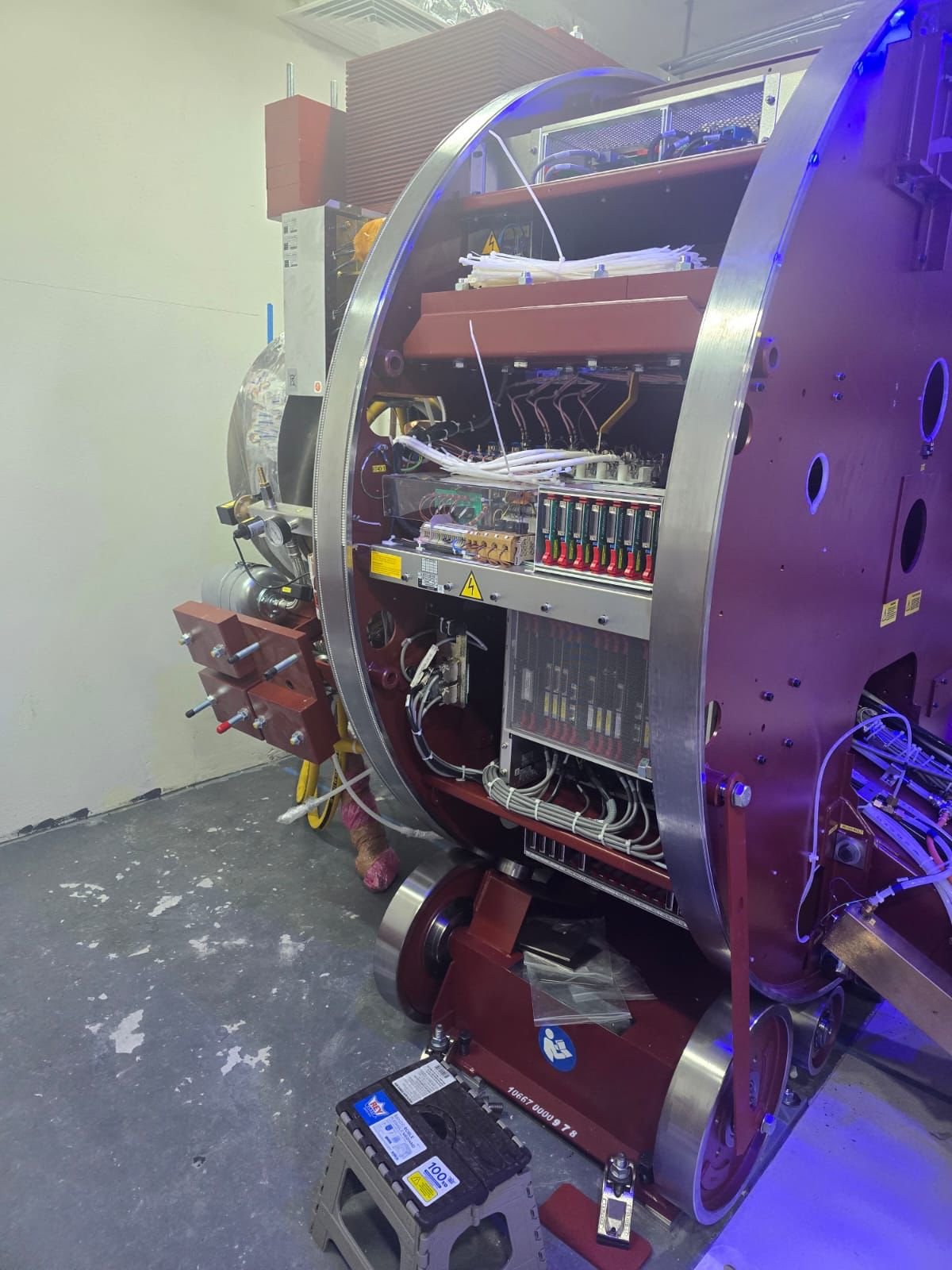 Vanguardia en Tabasco: Instalan nuevo acelerador lineal en el Juan Graham