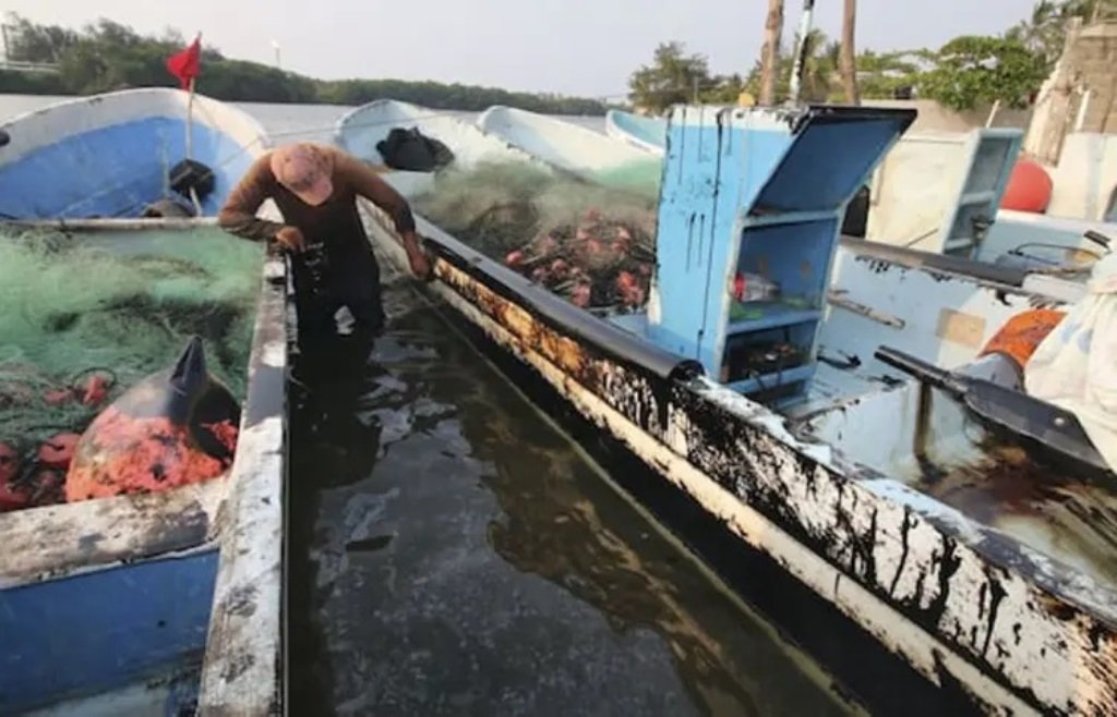 Pescadores piden apoyo a Pemex, tras derrame