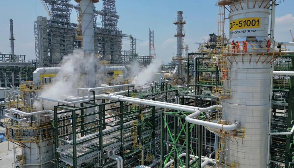 Pemex reporta emisión de vapor en tanque de la Refinería Olmeca; no hubo fuego ni lesionados