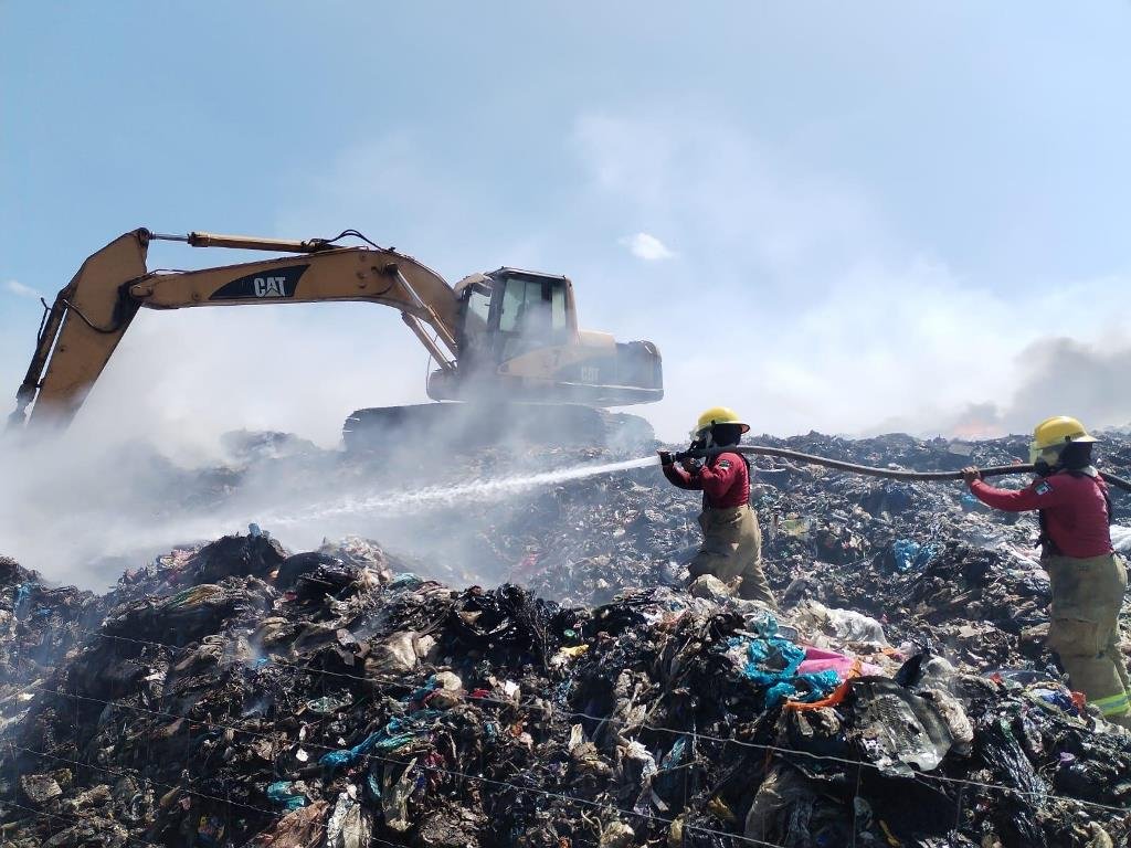 Avanza atención al incendio de basurero en Cunduacán un 50% 