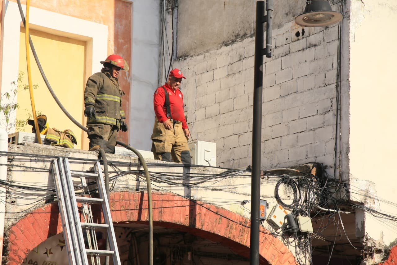 Controlado incendio en tienda Del Sol tras usar 500 mil litros de agua