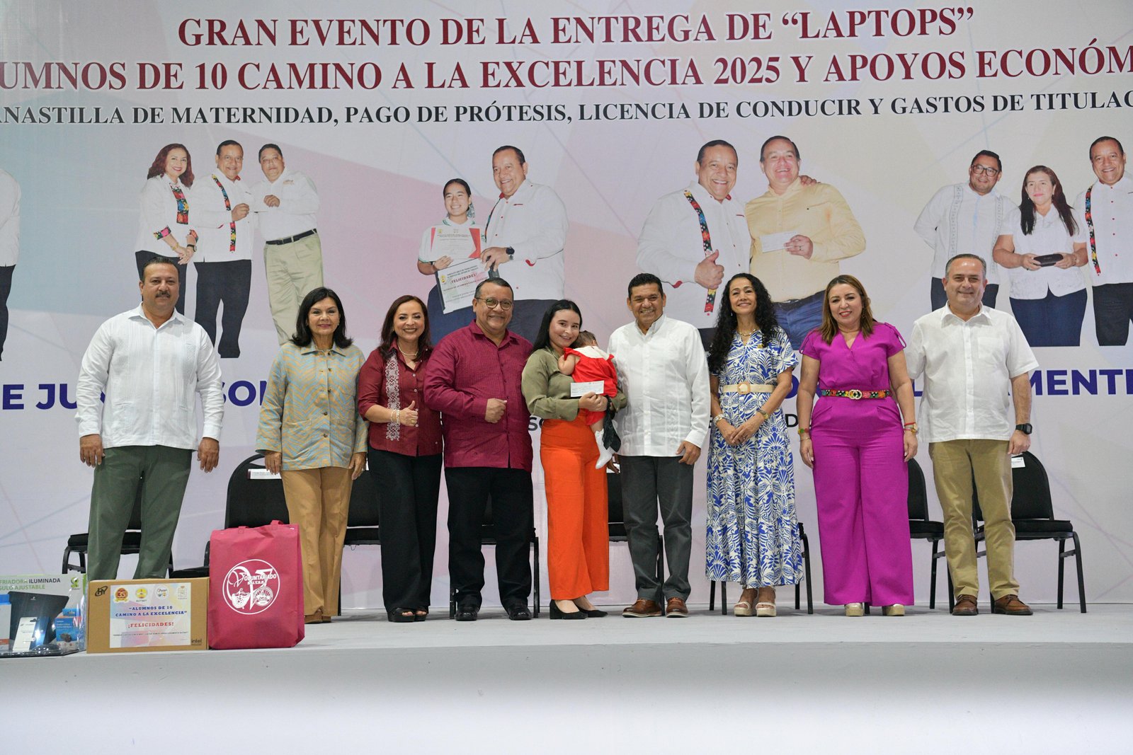 Javier May refrenda compromiso, entrega apoyos al SUTSET