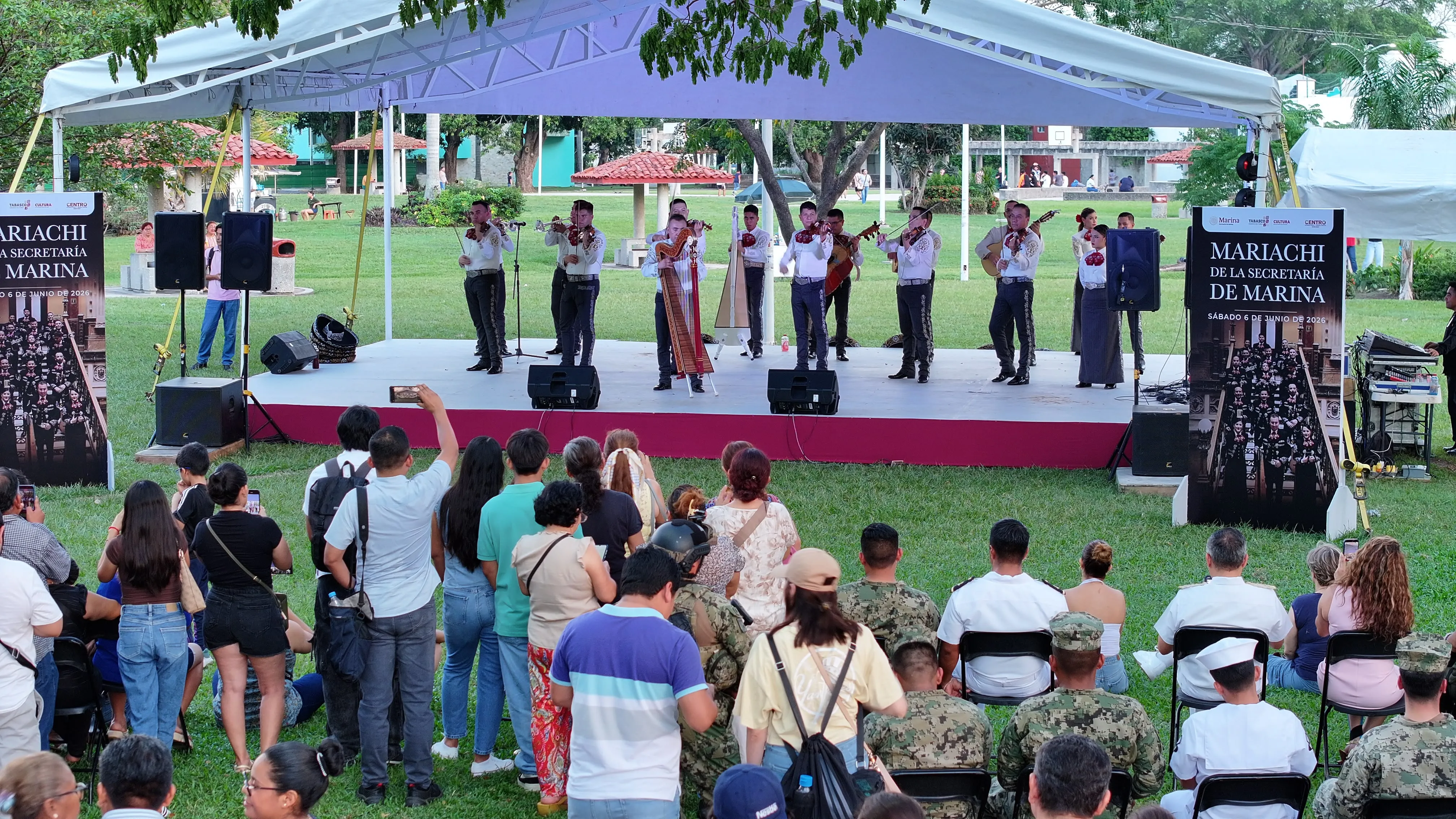 Mariachi de la Marina deleita a tabasqueños con música mexicana